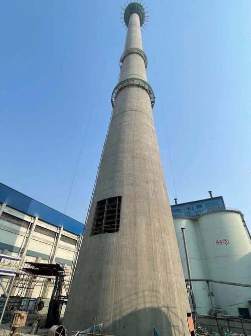 10钢丝绳是独立悬架于房屋建筑上端,当作业绳破裂时往往避免座板及